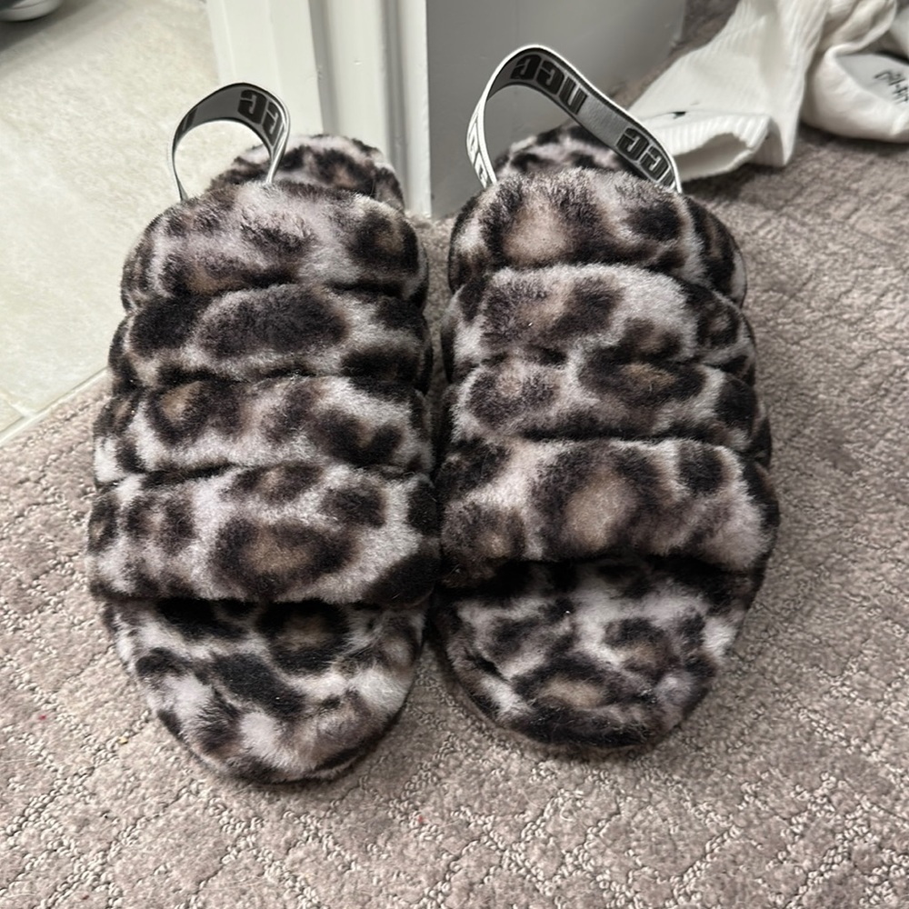 Ugg platform slides with back.